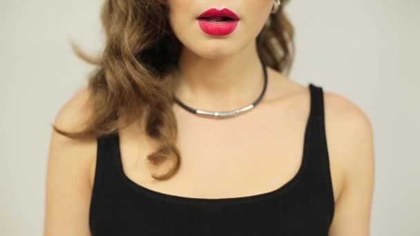 Vacker kvinna med rött läppstift slickar hennes läppar — Stockvideo