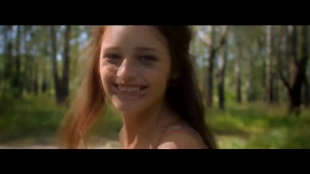 Flickan går i skogen och leende bio Visa — Stockvideo