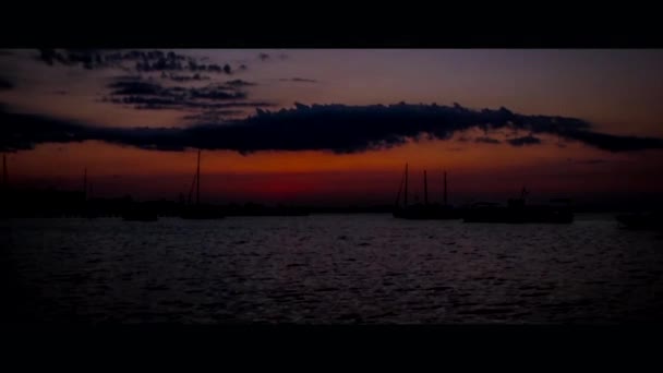 Схід сонця в порту з кораблями — стокове відео