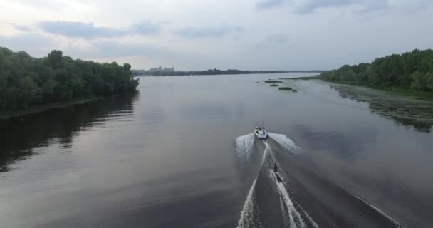 Boot schwimmt auf dem Fluss Luftaufnahme — Stockvideo