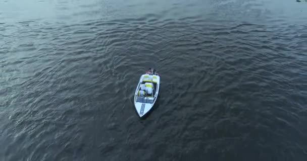 Boot schwimmt auf dem Fluss Luftaufnahme — Stockvideo