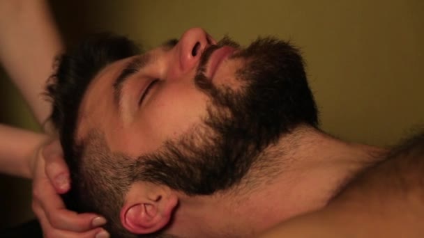 Massagem na cabeça para um homem — Vídeo de Stock