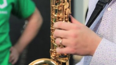 Saksafon çalan bir adam.