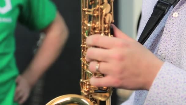 Een man die saxofoon speelt. — Stockvideo
