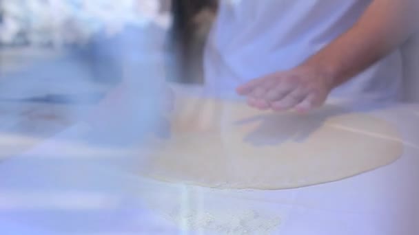 Un hombre haciendo masa de pizza — Vídeo de stock