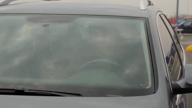 adam görünümü dışında bir emniyet kemeri bağlamamak