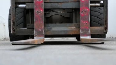 Görünüm aşağı bir elektrikli forklift