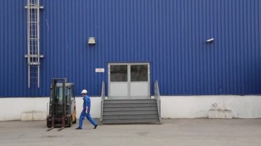 Yükleyici oturur elektrikli forklift ve sürücü