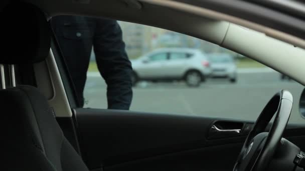 Hombre hablando por teléfono y se sienta en el coche — Vídeos de Stock