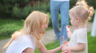 Boya kaplı kızı olan anne çalış