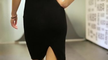 Siyah gece elbisesi dikiz kız