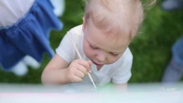 Petite fille dessine sur un chevalet — Video