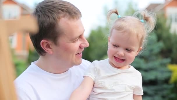 Papa speelt met een dochter — Stockvideo