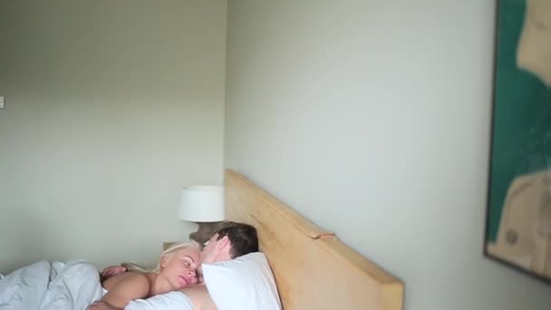 Jovem casal deitado na cama — Vídeo de Stock