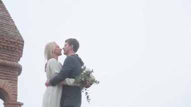 Çatıda öpüşme Çift