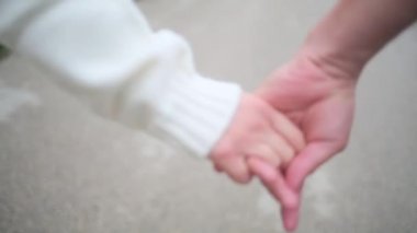 Çift yürüyen tutuşup yakın çekim