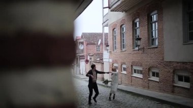 Eski sokak görünümü köşesinden sarılma Çift