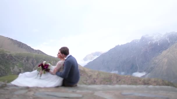 Mann umarmt Frauen vor dem Hintergrund der Berge — Stockvideo