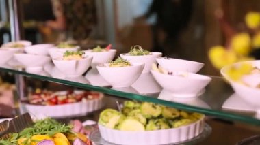 Aperatif tablo sebze ve salata ile