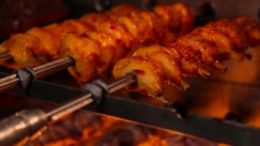 Şiş ateşe kavurma et