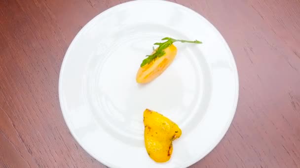 Grilled vegetables on the plate timelapse — Stock Video