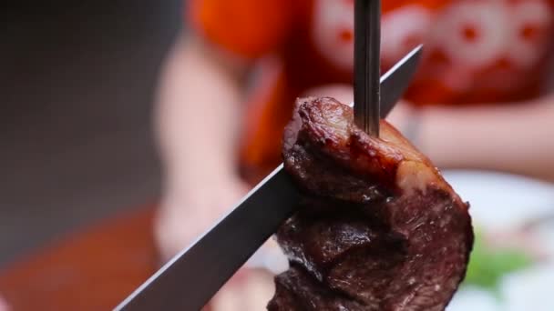 Отрезание корки барбекю — стоковое видео