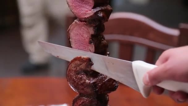 Cortar carne de un pincho — Vídeo de stock