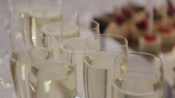 Tafel met glazen champagne ontbijtbuffet — Stockvideo