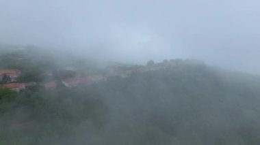 Eski dağ town bir sis havadan görünümü