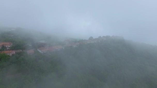 Oude stad van de berg in een mist-luchtfoto — Stockvideo