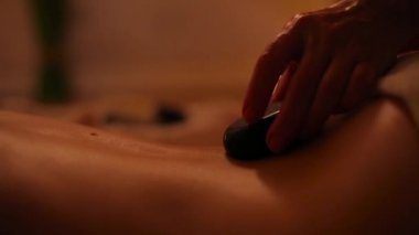 Bir kız için taş Terapi Masaj