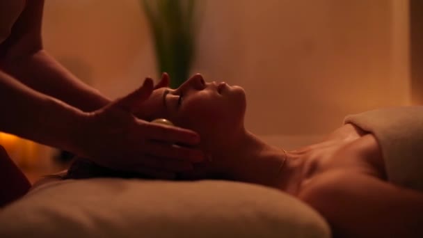 Massage de la tête pour une fille — Video