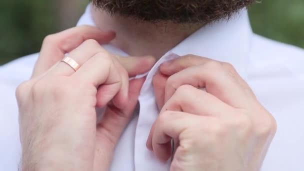 Man med ett skägg knappar whire skjorta — Stockvideo