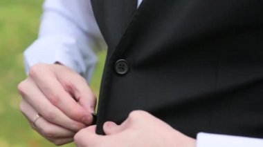 Adam düğmeler siyah yakın kadar yelek.
