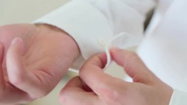 Adam düğmeleri manşet gömlek yakın çekim