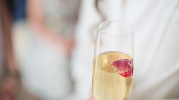 Aardbei in champagne glas clsoe omhoog — Stockvideo