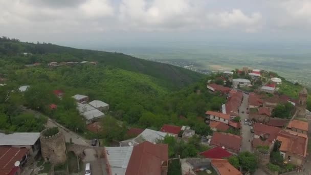 Bir küçük yeşil dağ şehrin havadan görünümü — Stok video