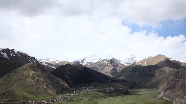 Bulutlar dağlar timelapse üzerinde — Stok video