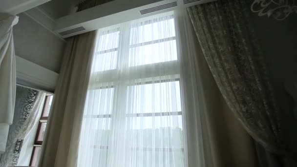 Auto-fechamento cortinas no apartamento com uma grande janela — Vídeo de Stock