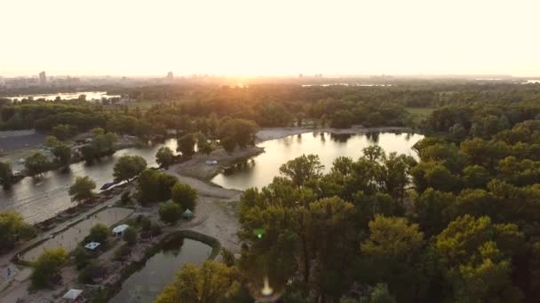 Εναέρια άποψη από το πάρκο της πόλης το βράδυ — Αρχείο Βίντεο