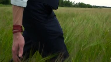 ghrough yeşil alan yürüyüş takım elbiseli adam