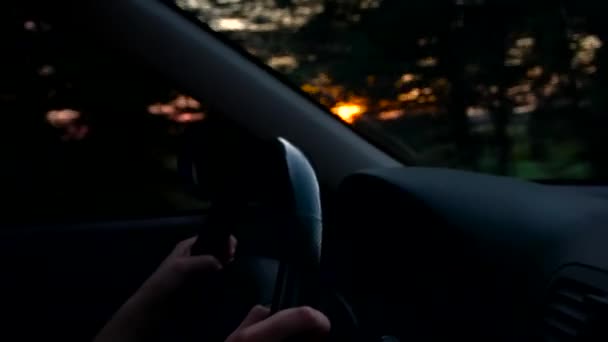 Chica conduciendo el coche en el campo — Vídeos de Stock