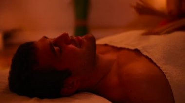 Süpürgeler masaj brunete adam için