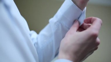 Adam beyaz gömlek kol düğmeleri kadar düğmelerini