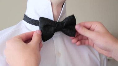 Adam beyaz gömlek siyah papyon düzeltir