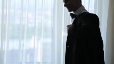 Adam beyaz gömlek ve papyon takan ceket