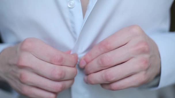 Homme boutonnage chemise blanche gros plan — Video