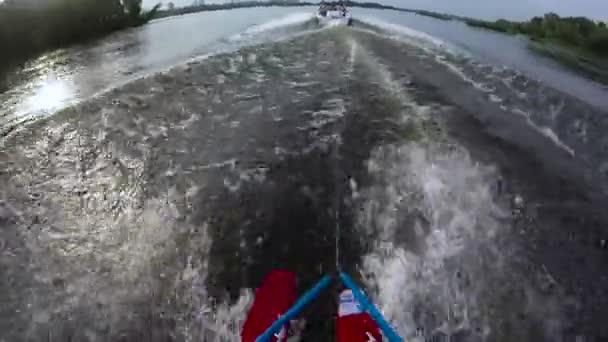 Водные лыжи от первого лица — стоковое видео