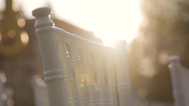 Weißer Stuhl in Sonnenstrahlen aus nächster Nähe — Stockvideo