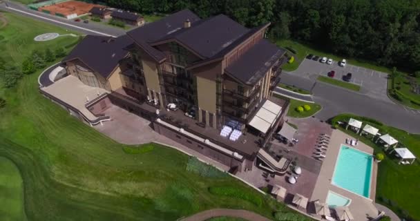 Duży dom w golf park ptaka — Wideo stockowe